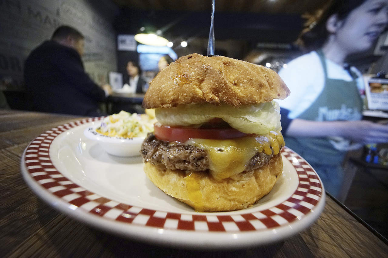 La 'Combinación Presidente Trump', nueva adición al menú de Munch's Burger, incluye una hamburguesa con queso, una porción de ensalada de repollo y papas fritas, y se vende por 1,400 yenes (12 dólares). (AP)
