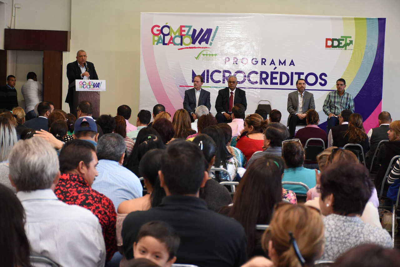 La entrega de los primeros apoyos se llevó a cabo en el salón Benito Juárez de la presidencia municipal. (EL SIGLO DE TORREÓN)