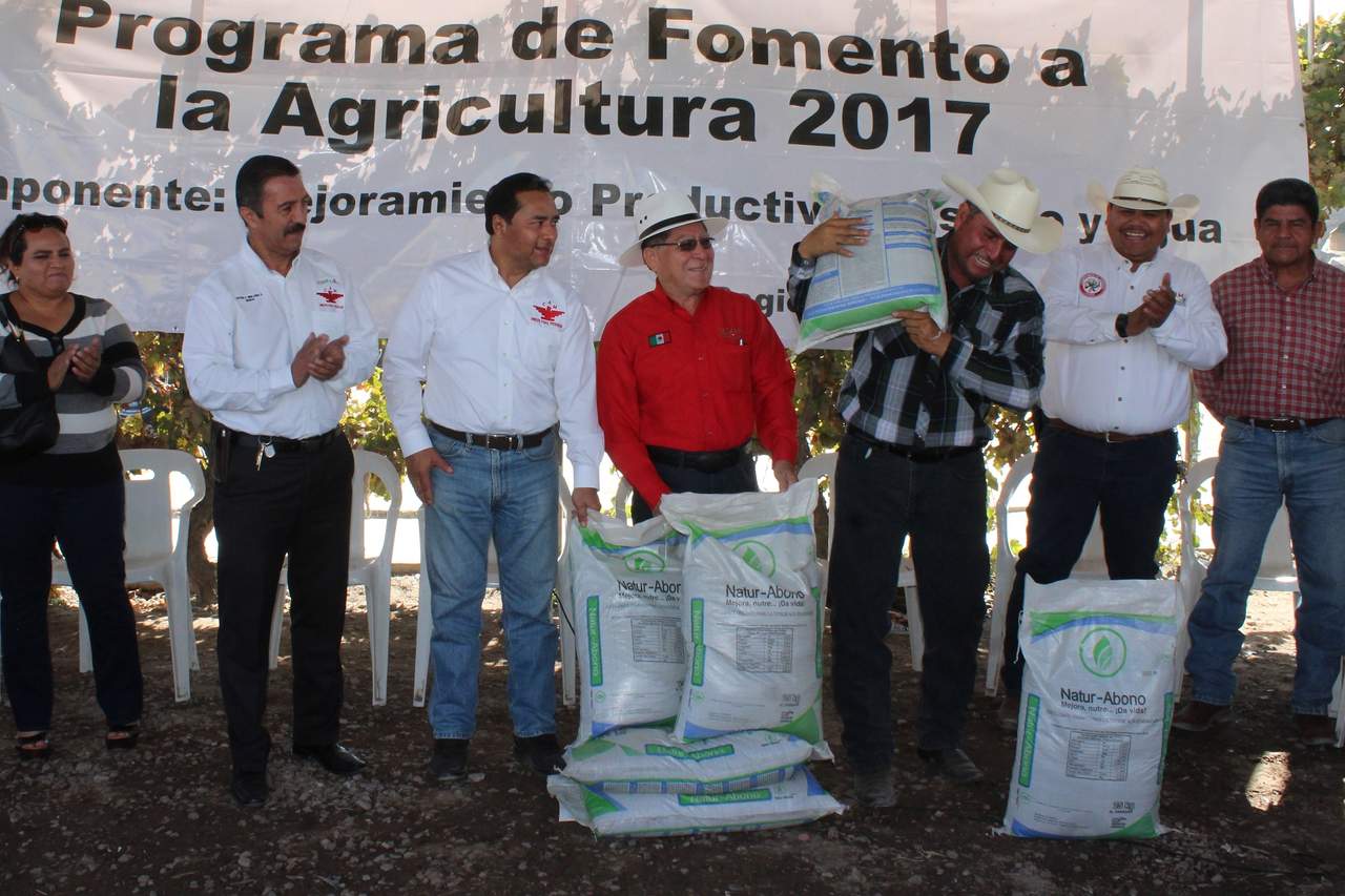 En las instalaciones del despepite Unificación Nueva Laguna de San Pedro de las Colonias, Coahuila; la Sagarpa entregó 1.7 toneladas de biofertilizante a 967 productores. (ARCHIVO)