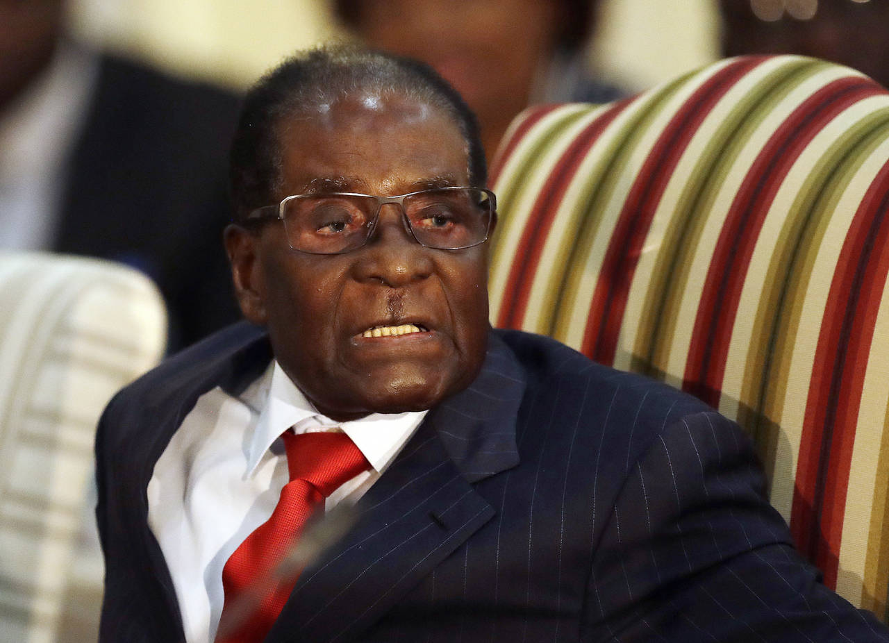 Poder. La salida del presidente de Zimbabue podría desencadenar el primer traspaso efectivo de poderes desde 1980. (AP)