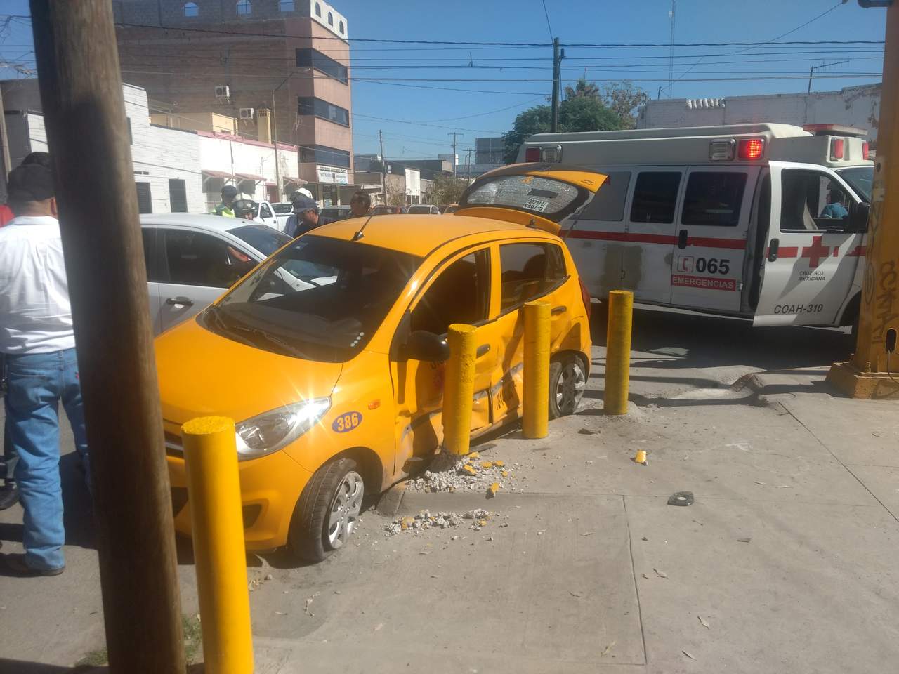 Un vehículo Ford Fiesta de color blanco se impactó contra un taxi de color amarillo que circulaba sobre la calle Comonfort.