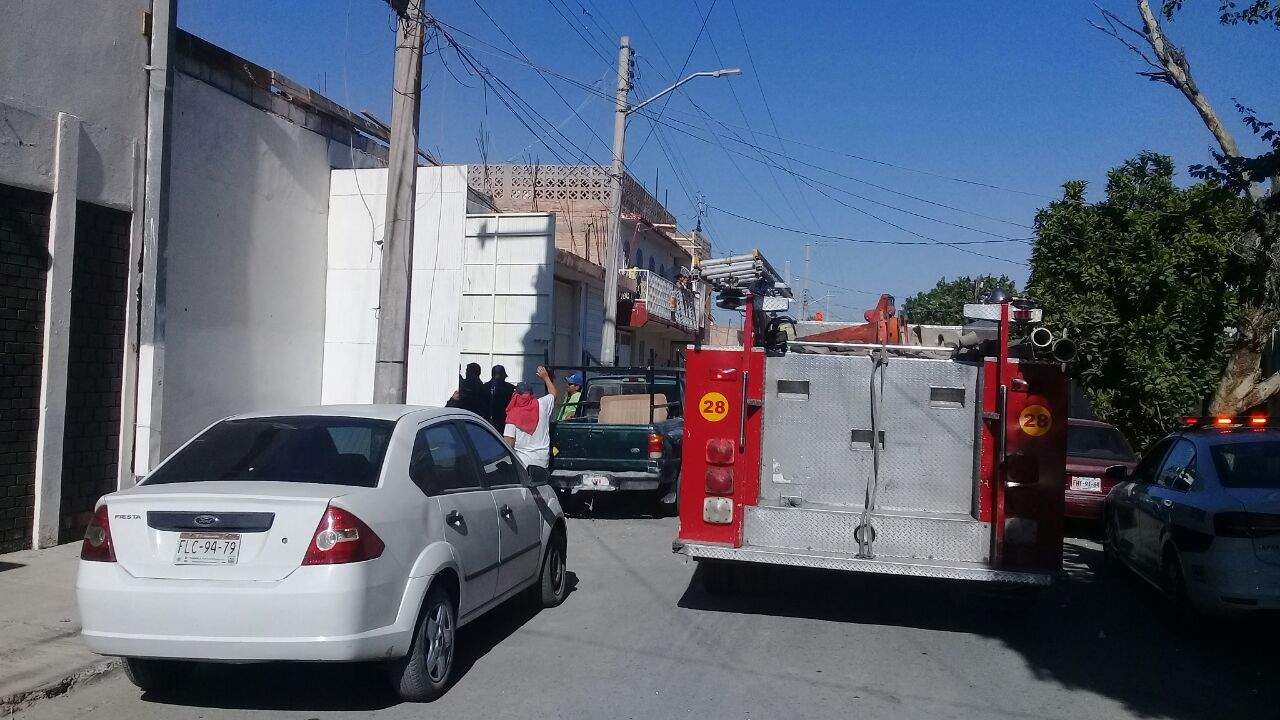 Personal de Bomberos se movilizó hasta el domicilio marcado con el número 110 de la calle Coyoacán, entre las avenidas Cuitláhuac y Nezahualcóyotl de dicho sector habitacional.