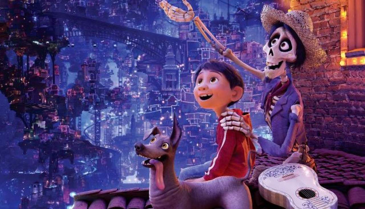 La película animada de Disney-Pixar, “Coco”, basada en las tradiciones mexicanas del Día de Muertos, sigue como la más taquillera de esta semana al obtener 222.51 millones de pesos y la venta de 4.73 millones de boletos. (ESPECIAL)