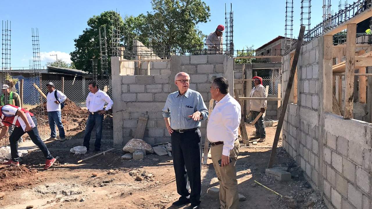 Durante una gira de trabajo en los municipios Ixtaltepec, Tehuantepec, Salina Cruz y Juchitán, reconoció avances en la reconstrucción de viviendas, entrega de ambulancias y el desarrollo de la estrategia de empleo temporal. (TWITTER)