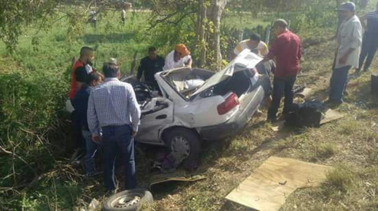 Dos estudiantes mueren en accidente automovilístico