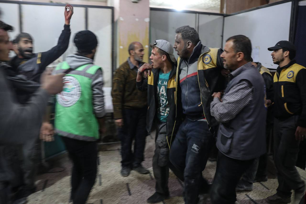 Heridos. Varios rescatistas fueron alcanzados en el bombardeo de ayer en Siria, a pesar de la tregua.