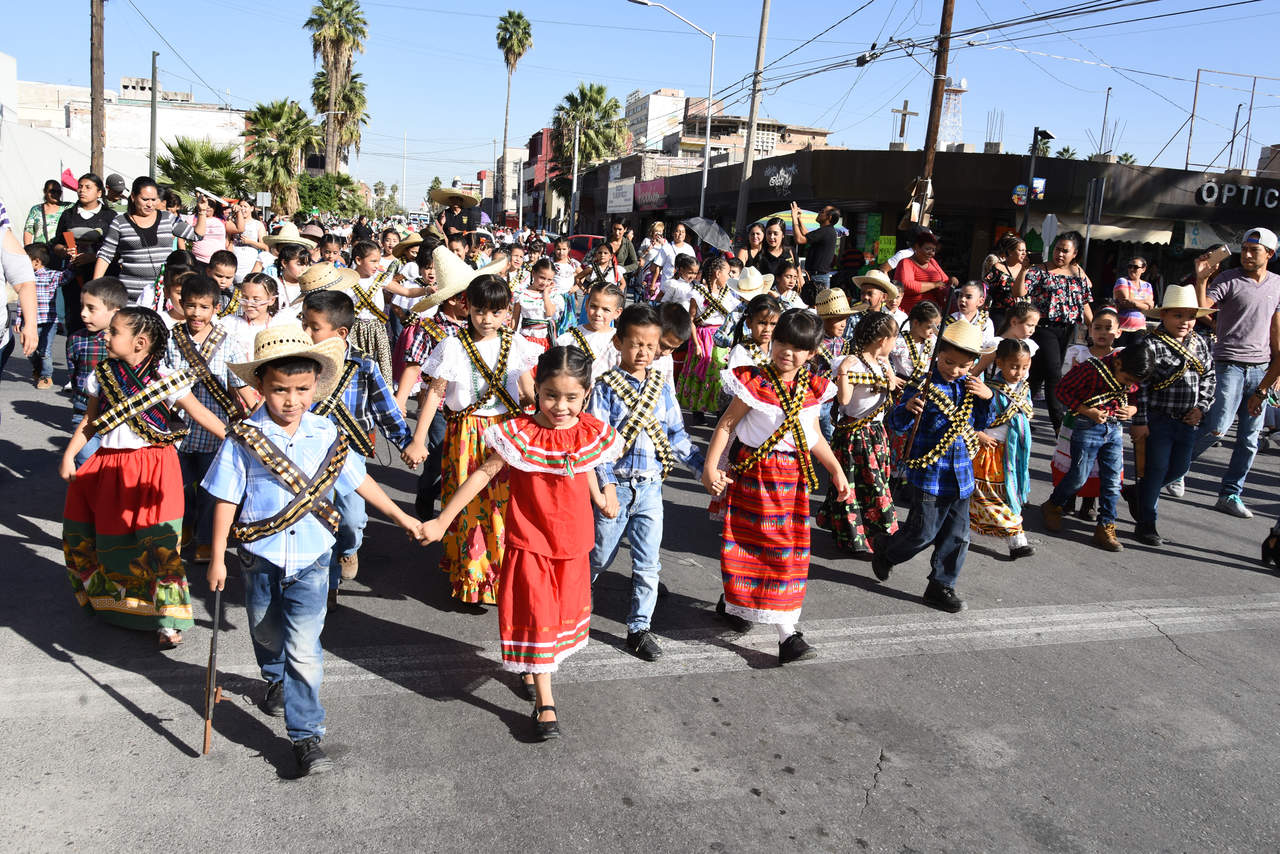 En este 2017 el desfile se realizó en el marco de los festejos por los 100 años de la escuela, que se cumplen el 12 de diciembre. (JESÚS GALINDO)