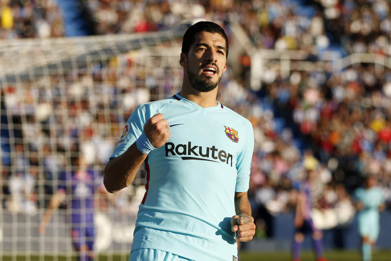 Suárez acumulaba cerca de 500 minutos sin marcar con el Barsa, pero el delantero uruguayo se desquitó con tantos a los 28 y 60 minutos por el cuadro azulgrana, que acumula 34 puntos y se mantiene invicto como líder del campeonato. (AP) 
