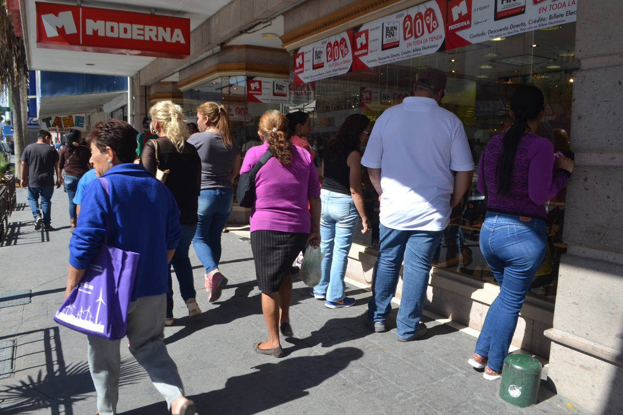 De compras. Así lució ayer la Zona Centro de la ciudad de Torreón. Para hoy domingo, se espera una mayor afluencia. (EL SIGLO DE TORREÓN) 