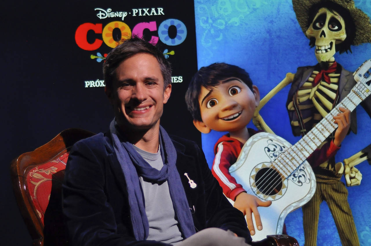 Postura. El actor Gael García dedica a nombre de Pixar y de sus trabajadores latinos, la película Coco a los hijos de los inmigrantes. (ARCHIVO)