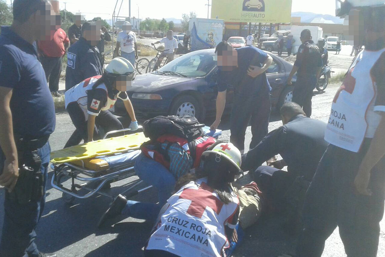 Atención. El ciclista fue trasladado al Hospital General de la ciudad de Torreón en una ambulancia de la Cruz Roja. (EL SIGLO DE TORREÓN) 