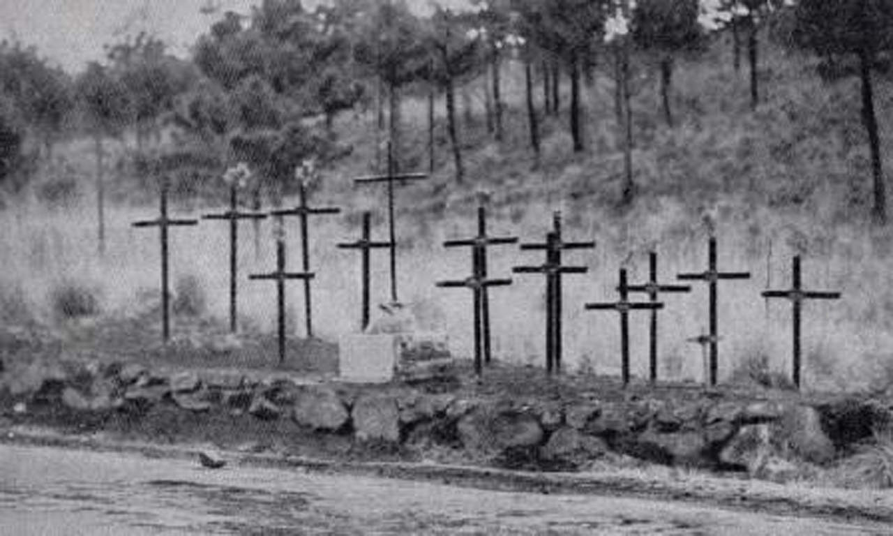 Lugar cercano a Huitzilac Mor. 14 cruces marcan la muerte de los ideales de Francisco R. Serrano y sus colaboradores. (Gustavo Casasola. Hechos… 1810-1910. Tomo 3).
