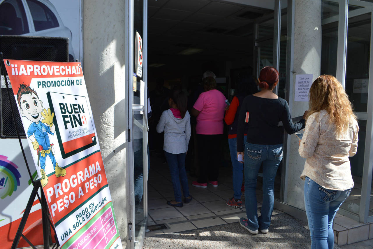 Acuden. Ciudadanos hicieron filas desde la mañana del domingo para obtener los beneficios del Buen Fin en Sideapa. (ROBERTO ITURRIAGA) 