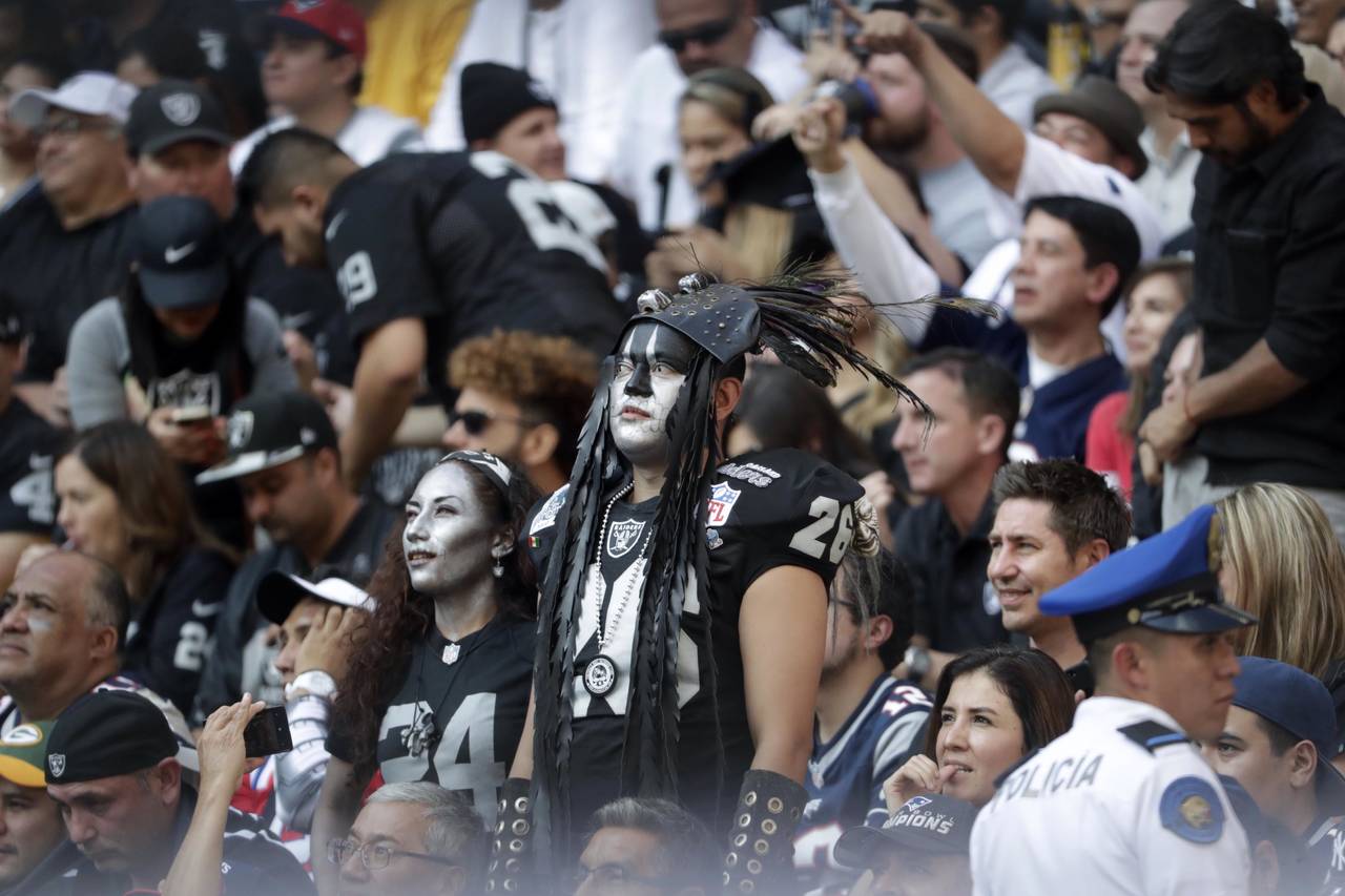 Los aficionados de los Raiders siempre son de los más vistosos. Extienden contrato con México