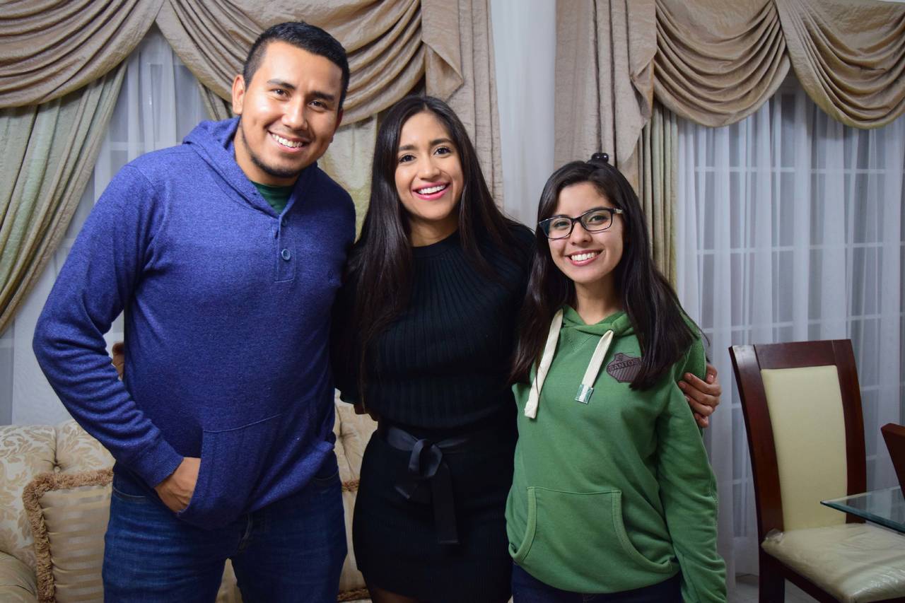   Wendy Arellano con Paco Torres y Avril Castro.

