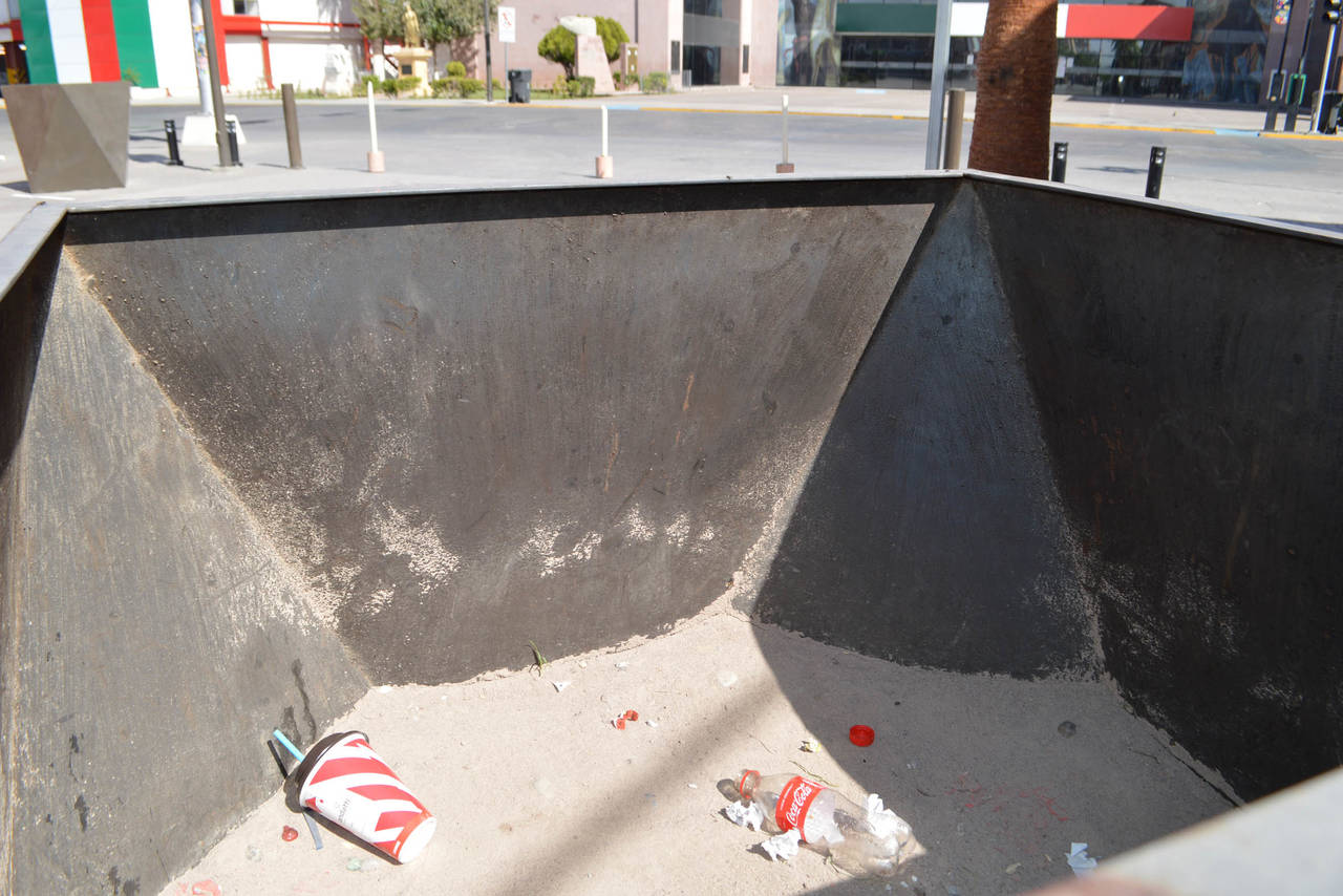 Suciedad. A pesar de que hay contenedores, ciudadanos dejan su basura dentro de las jardineras del Paseo Independencia.