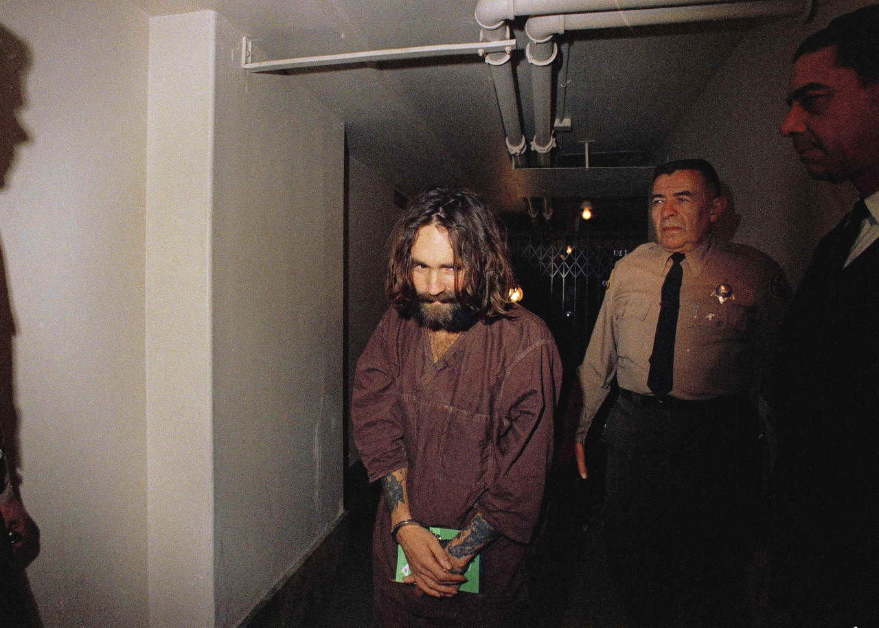 Pero muchos años antes de que sus seguidores, 'La Familia', asesinaran a nueve personas siguiendo sus instrucciones, Manson había dado evidentes muestras de su afiliación al crimen. (AP)