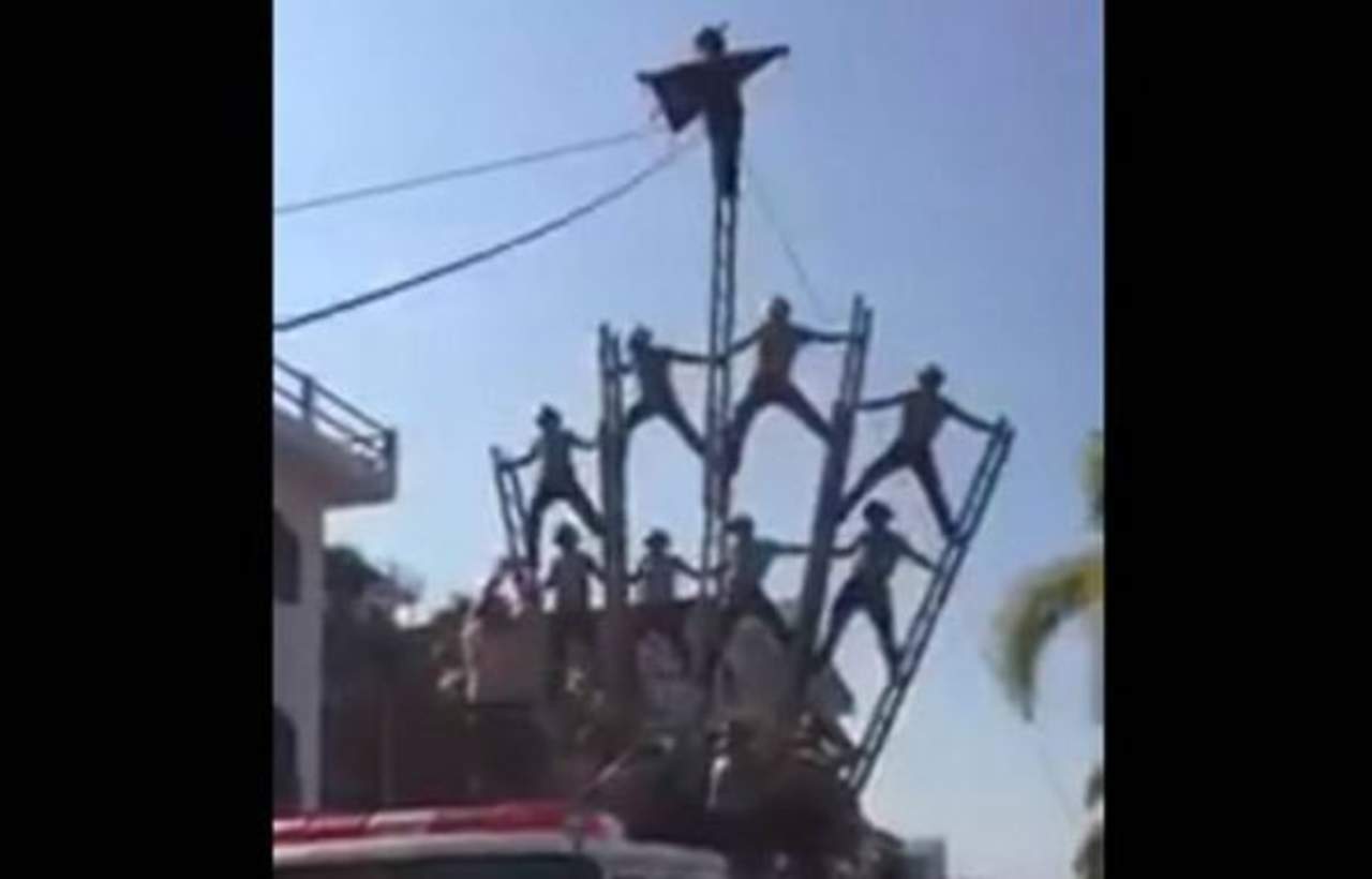 Los bomberos, quienes realizaban una pirámide apoyados con escaleras se desplomaron sobre la calle Pípila y se impactaran contra el pavimento. (ESPECIAL)