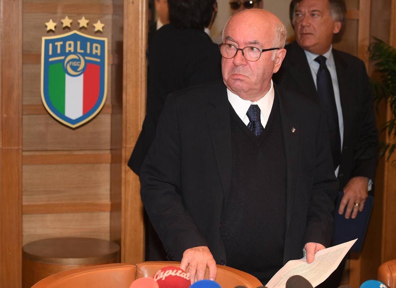 El presidente de la Federación de Futbol italiana, Carlo Tavecchio, durante la rueda de prensa en la que anunció su dimisión. (EFE)