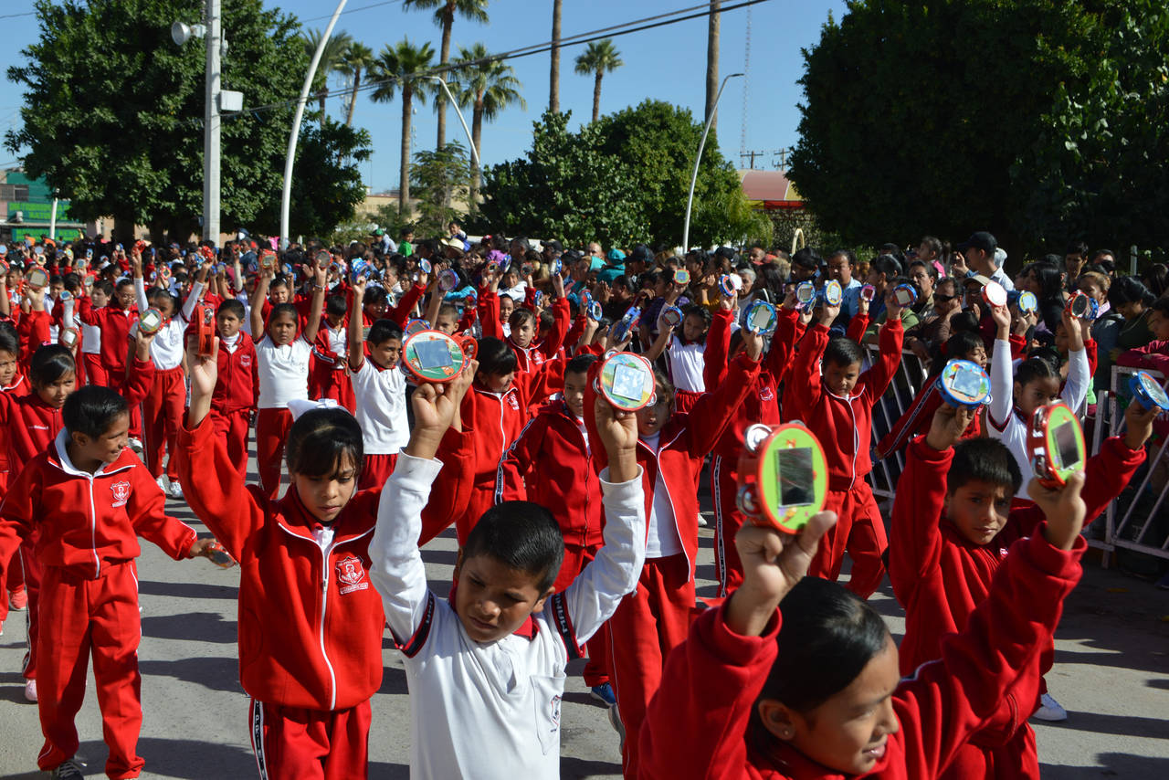 Una 'fiesta'.  Fueron unos 50 contingentes de escuelas primarias, secundarias y preparatorias de todo el municipio. (EL SIGLO DE TORREÓN/ROBERTO ITURRIAGA)