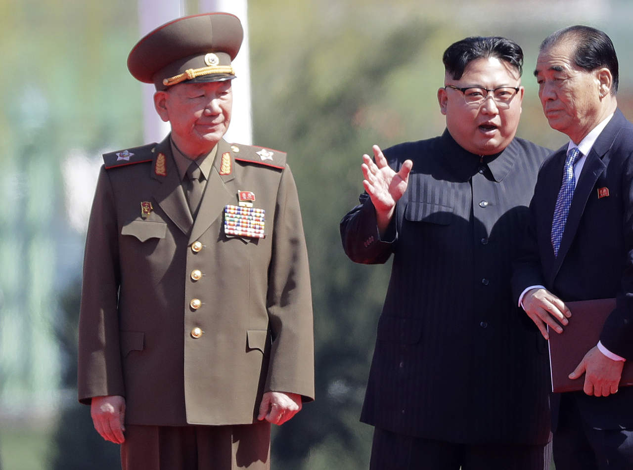 Defensa.KimJong-un (Der.) dice que las sanciones son ‘esfuerzos desesperados de las fuerzas hostiles’. (AP)