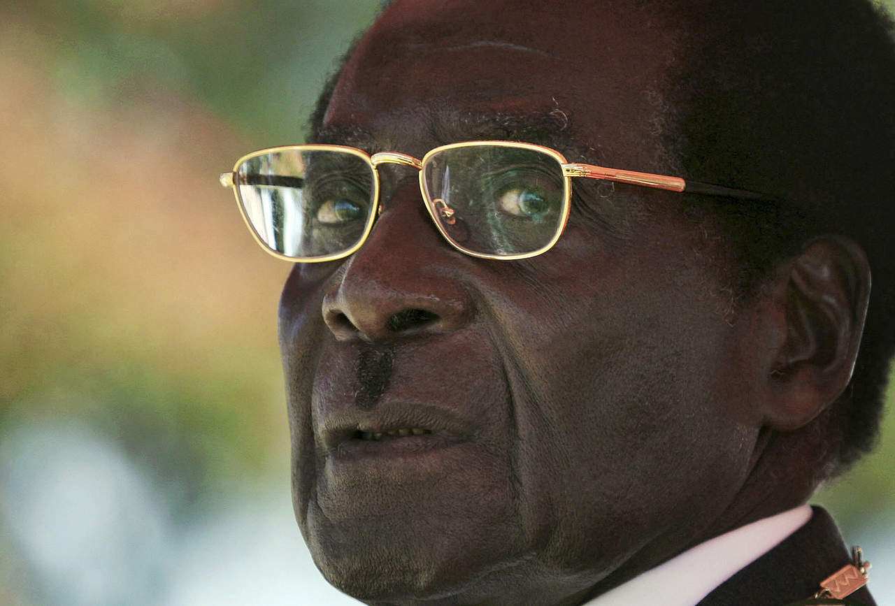 A su 93 años, Mugabe, que había anunciado su intención de presentarse a las elecciones del próximo año para cumplir su octavo mandato presidencial, presentó la dimisión en una carta poco después de que el Parlamento iniciara una moción de censura impulsada por el propio partido gobernante. (AP)