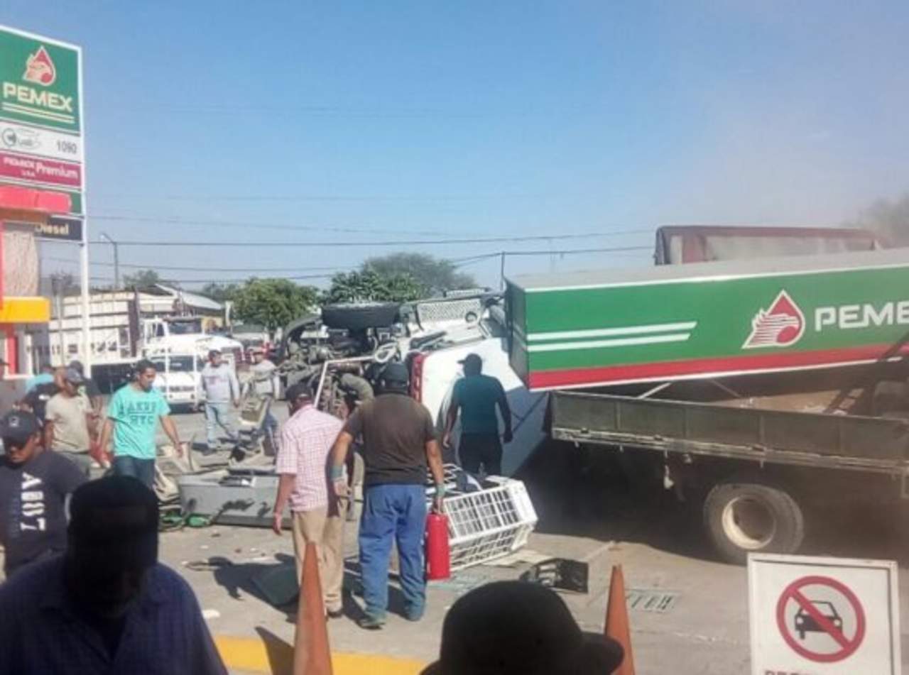 Los informes preliminares indicaron que el accidente ocurrió sobre la carretera La Piedad-Vista Hermosa, donde al presentar una falla en el sistema de frenos, el tráiler ingreso a una gasolinera de esta zona de Michoacán cercana a Guanajuato. (ESPECIAL)