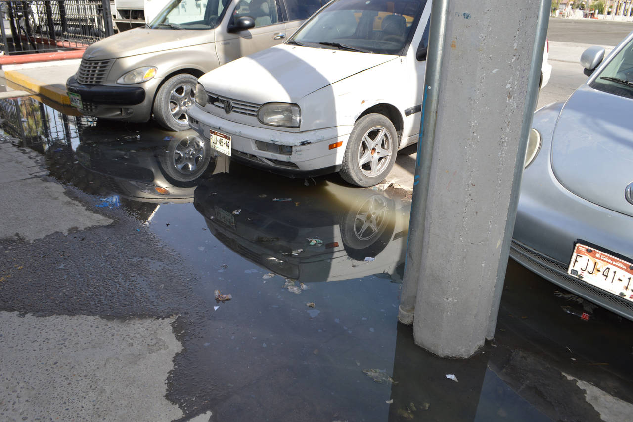 Suciedad. Los registros tienen brotes de agua sucia, han causado un ambiente insalubre en calle Zaragoza. (ROBERTO ITURRIAGA)