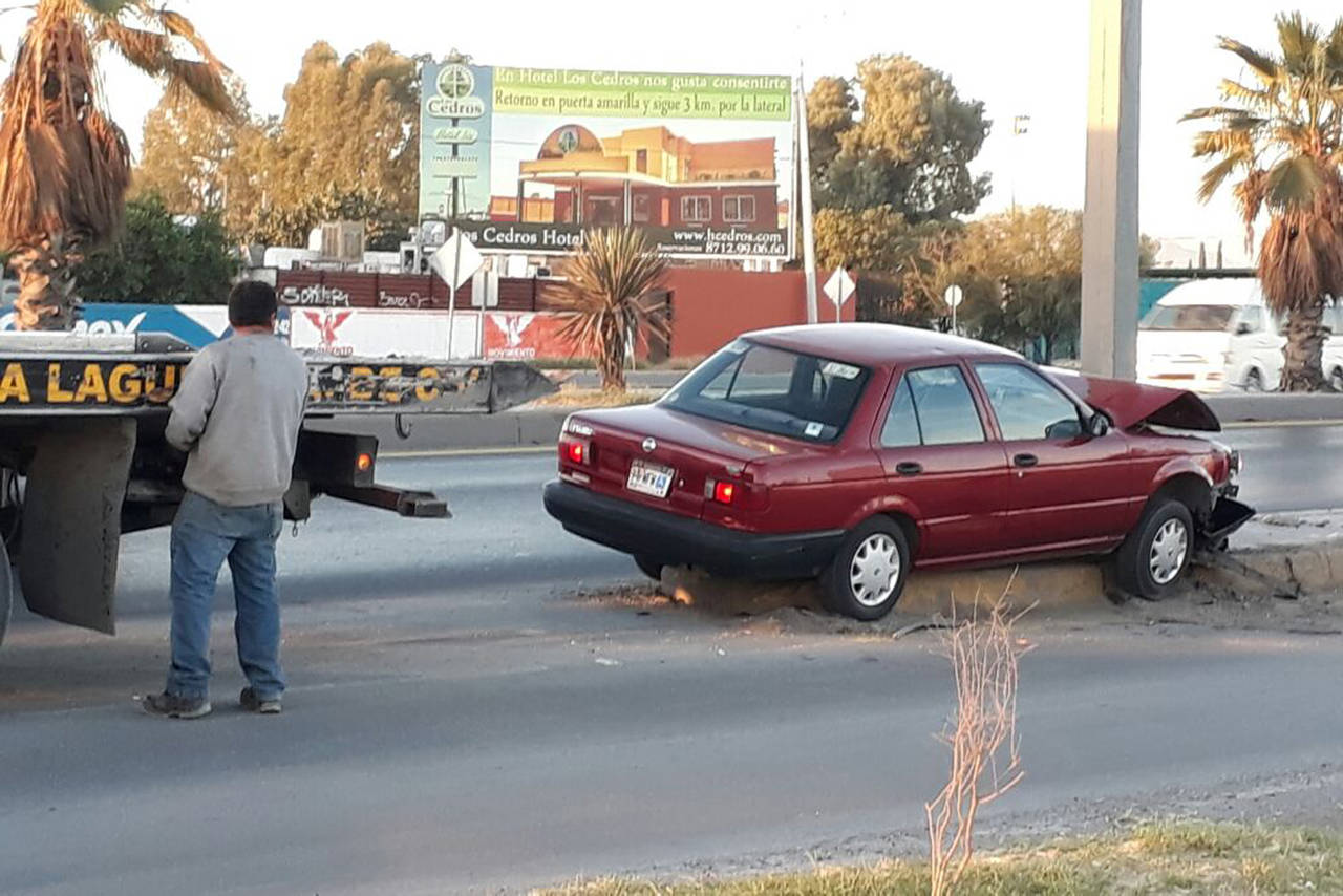 Accidente. Impacta su vehículo contra la base de un poste sobre el periférico de la ciudad de Torreón.