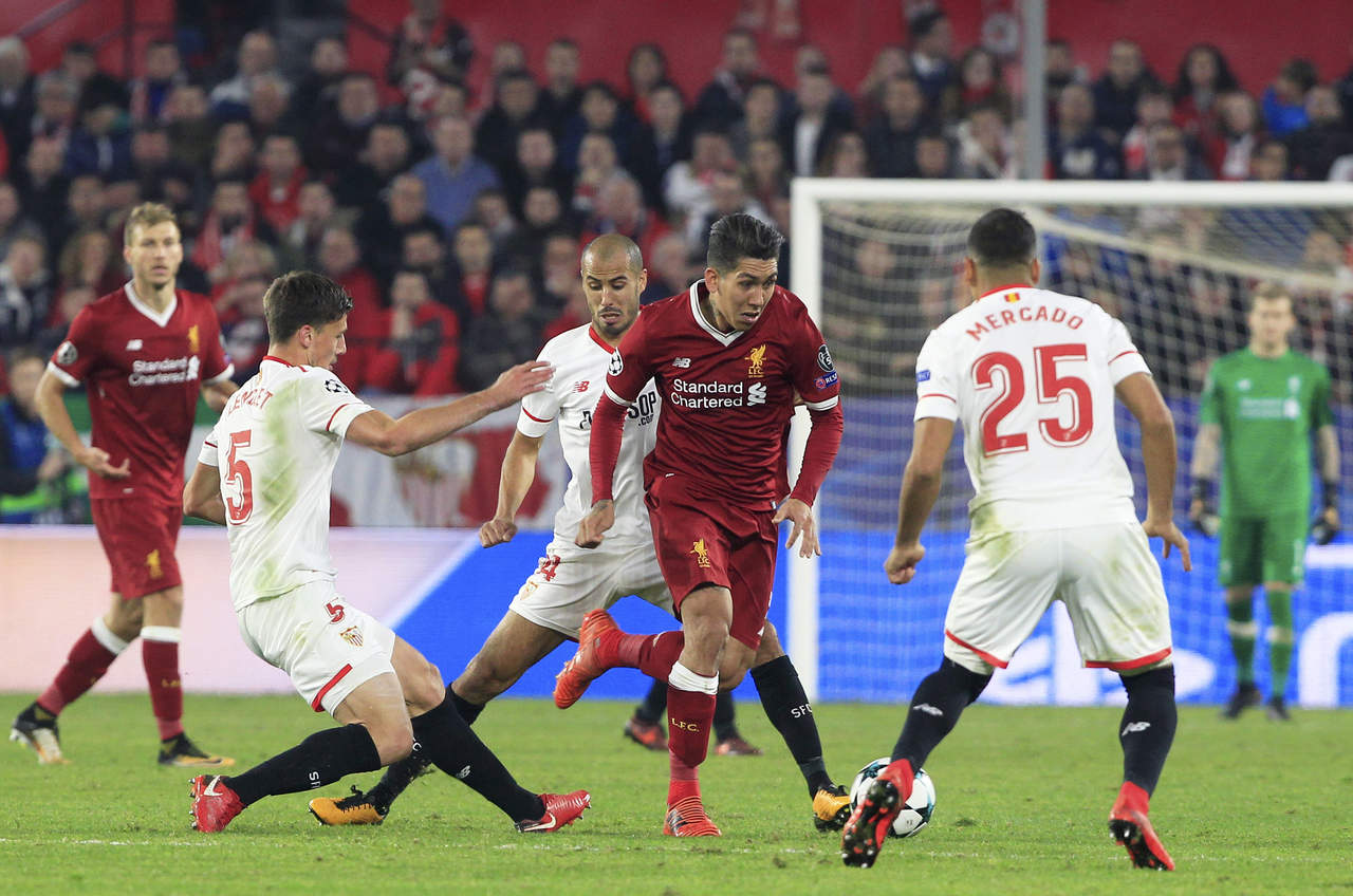 Roberto Firmino, durante el encuentro entre el Liverpool y el Sevilla, en la ciudad española. (AP)