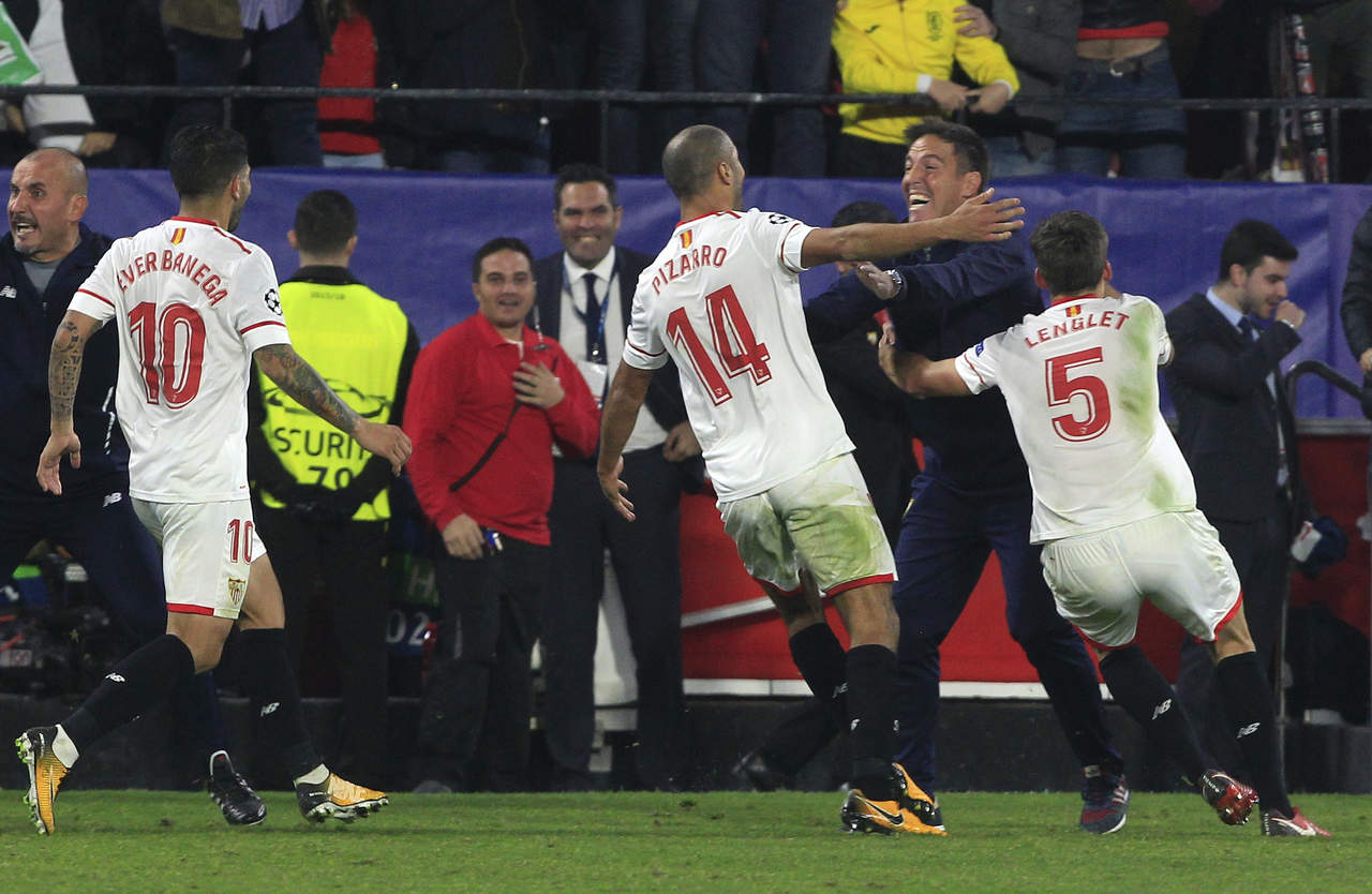 Berizzo celebra el primer gol de Pizarro en el empate de ayer ante Liverpool.