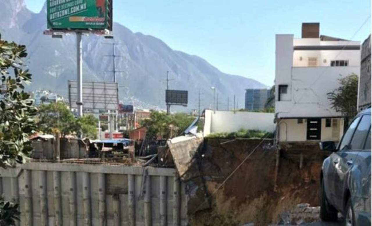 El derrumbe se registró esta tarde en una construcción en Monterrey. (TWITTER) 