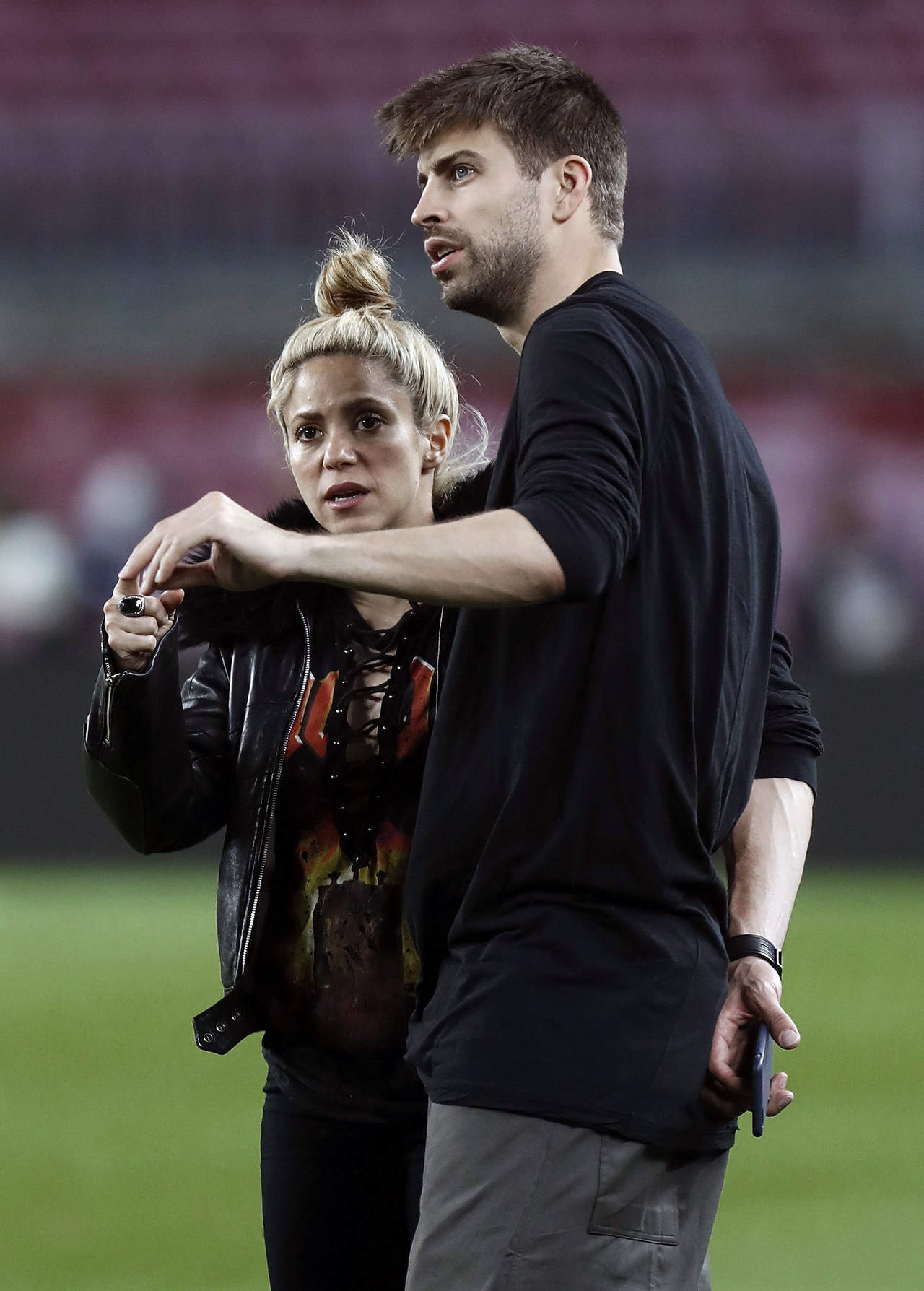 Piqué hace llorar a Shakira durante discusión en público