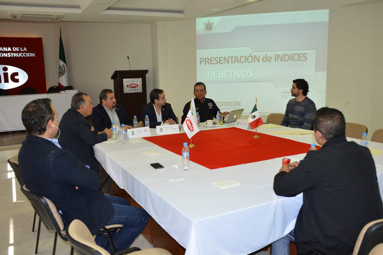 En reunión con representantes del Grupo Empresarial de La Laguna (GEL), Flores Díaz garantizó los operativos y esquemas de prevención y vigilancia ante la proximidad de las posadas y festividades decembrinas. (FERNANDO COMPEÁN)
