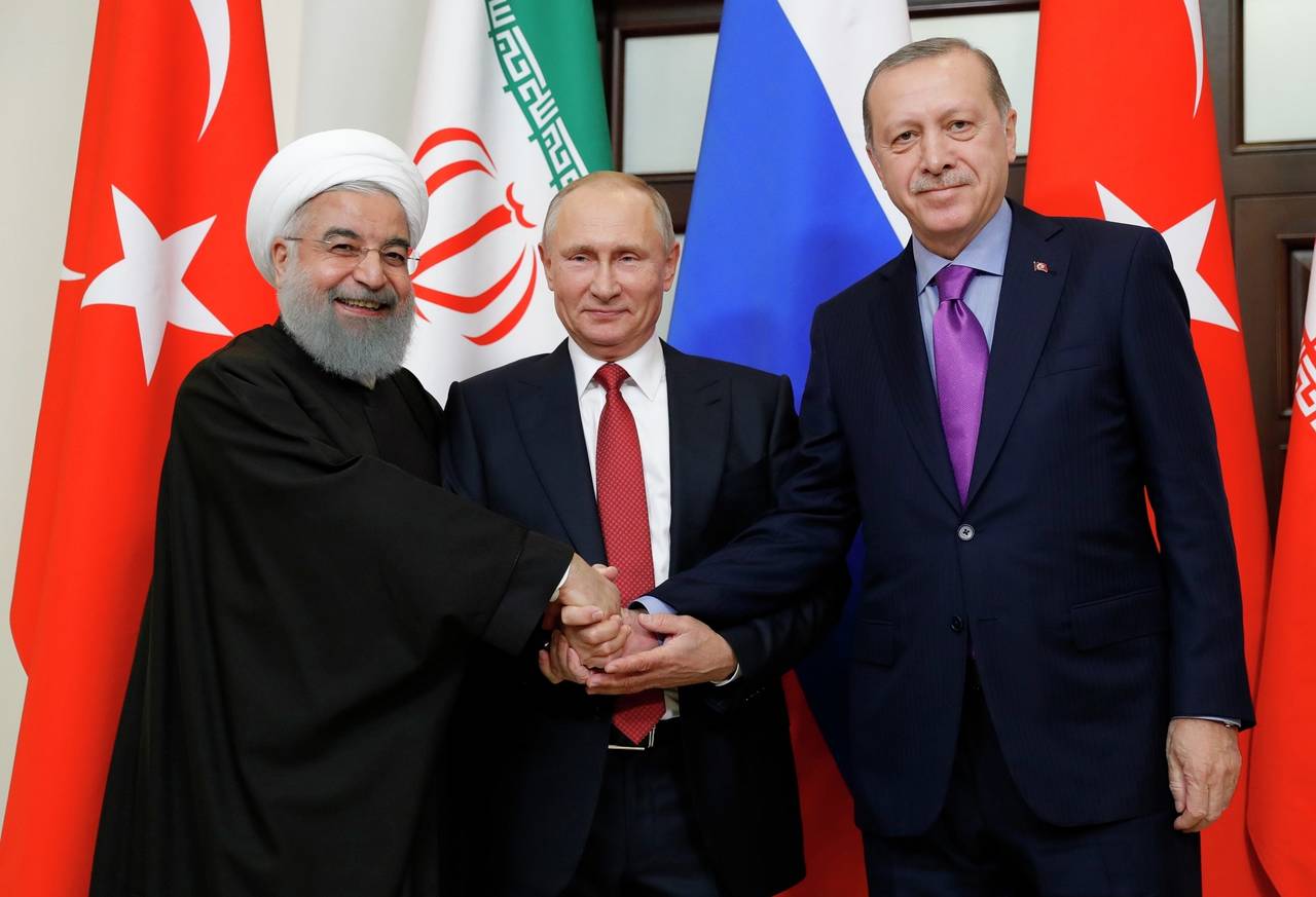 Avance. El presidente ruso Vladimir Putin se reunió en Sochi con los presidentes Hasán Rohaní de Irán y Recep Tayyip Erdogan de Turquía, en busca de impulsar un nuevo proceso para la paz en Siria. (AP)