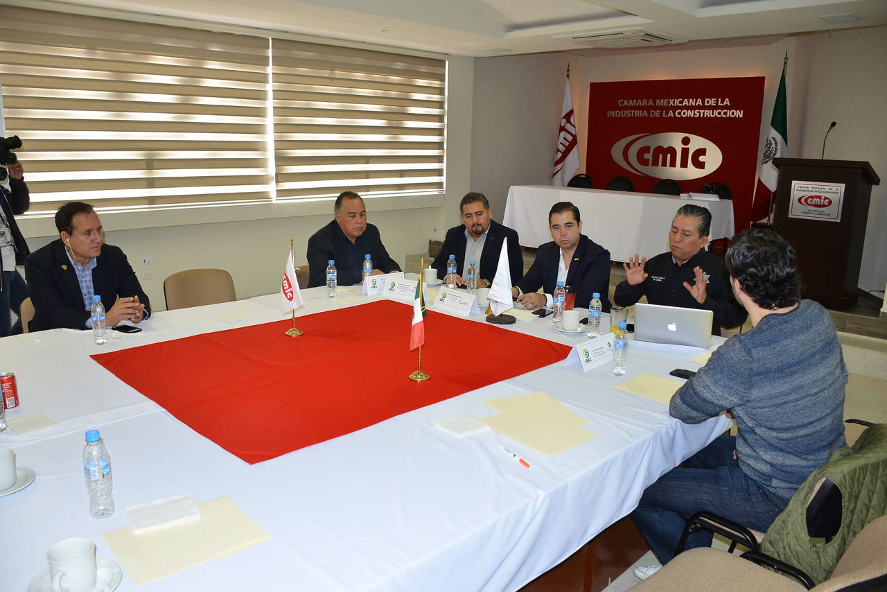 Seguridad. Representantes del GEL se reunieron con el director de la Policía Torreón. (FERNANDO COMPEÁN)