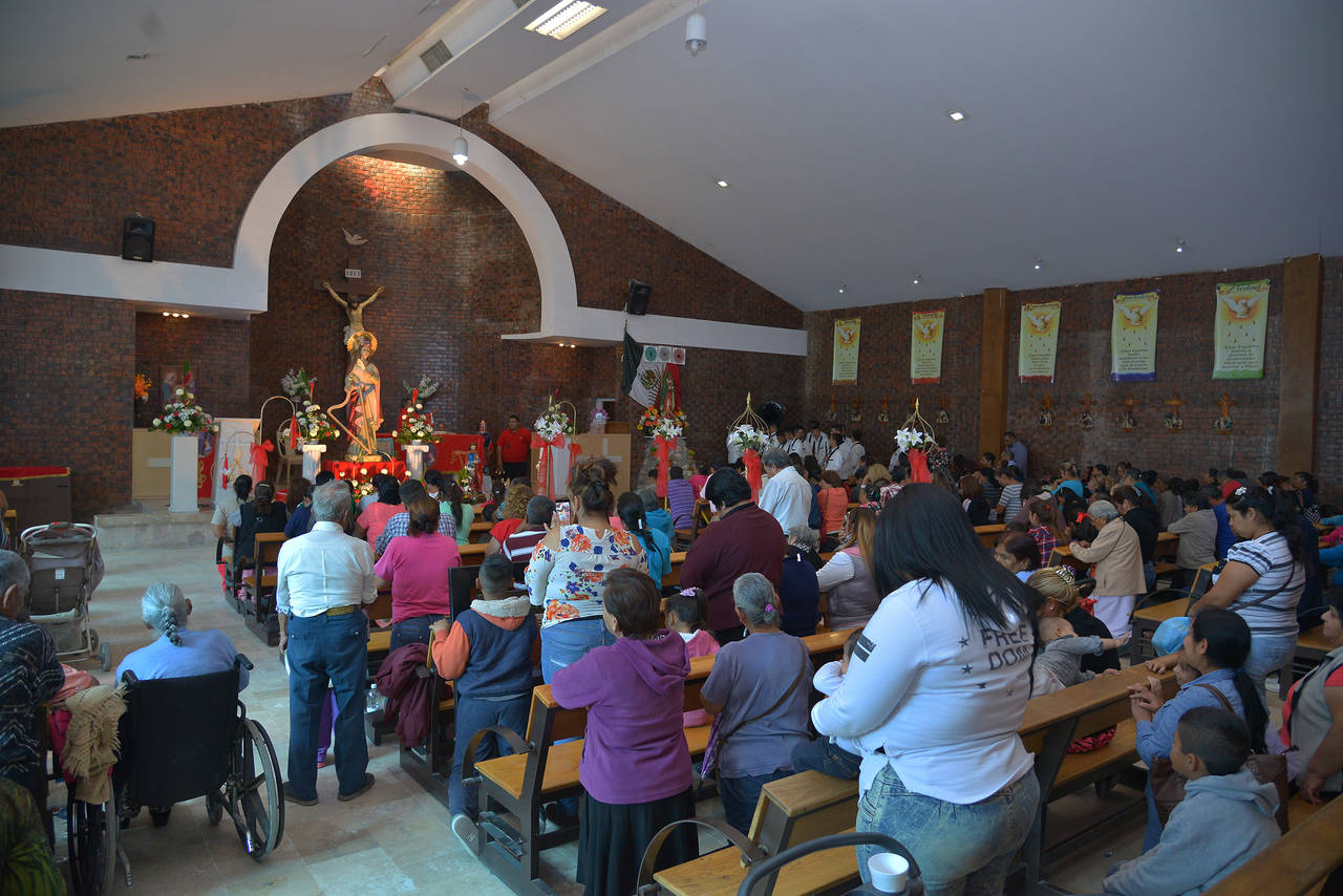 Fieles. Decenas de músicos y sus familias acudieron este miércoles a la iglesia de Santa Cecilia ubicada en Las Julietas.