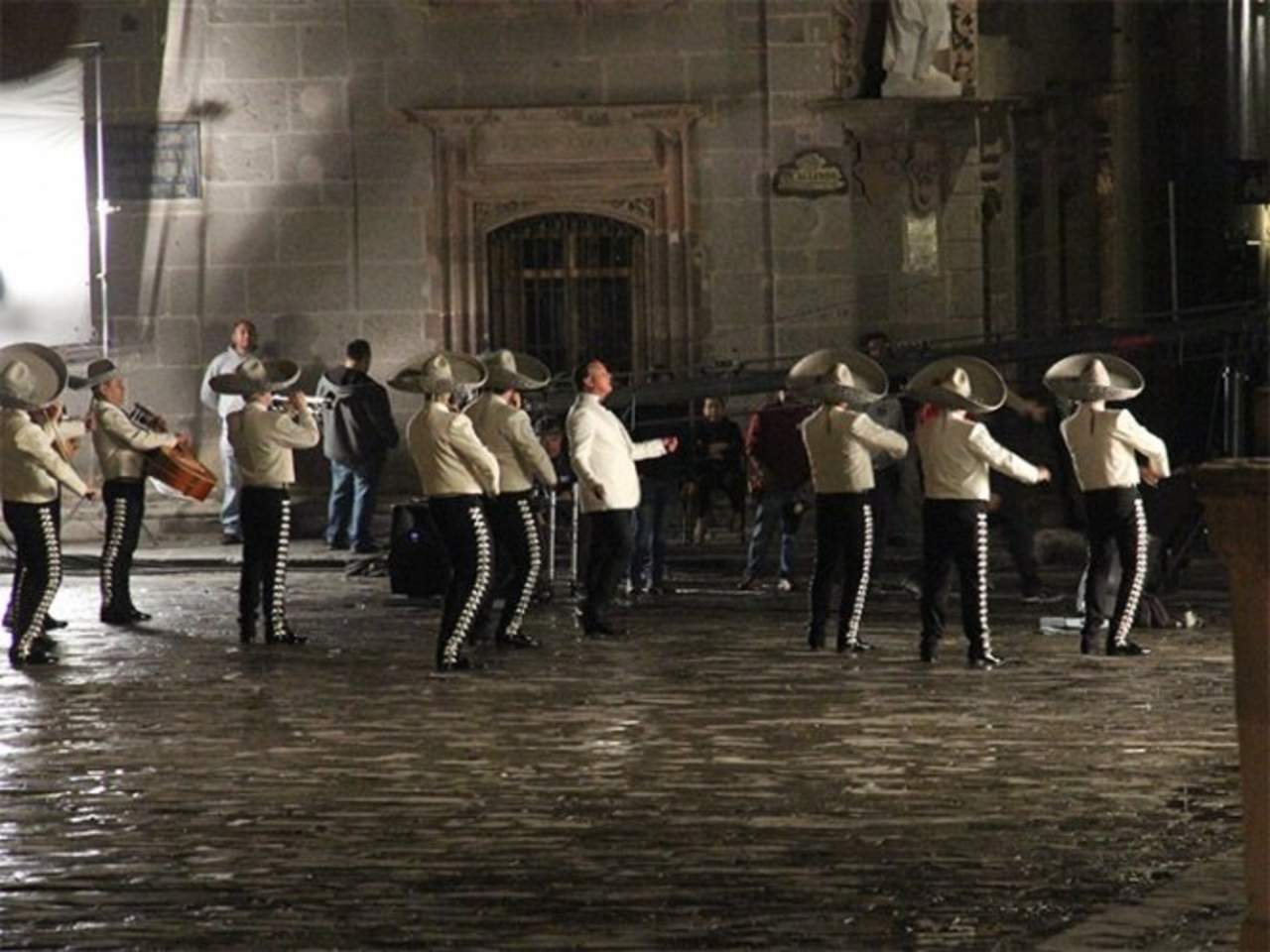 En video. Luis Miguel recreó la famosa ‘Alborada’, fiesta patronal local en honor a San Miguel Arcángel.