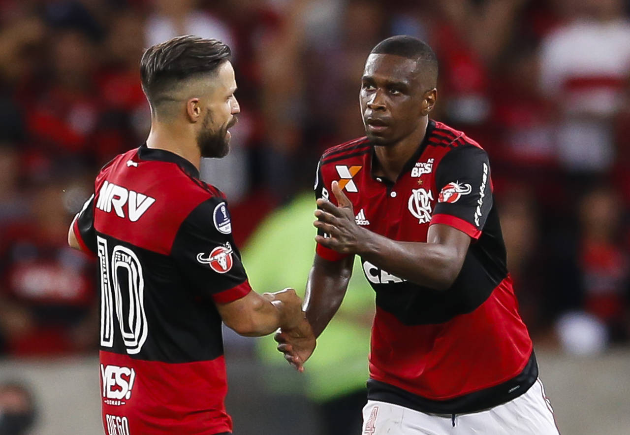 Juan celebra con su compañero de equipo Diego. Flamengo remonta en la Sudamericana