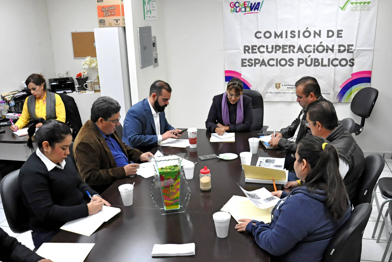 Revisión. Regidores desarrollan un programa para que los espacios públicos se mantengan en condiciones adecuadas. (EL SIGLO DE TORREÓN)