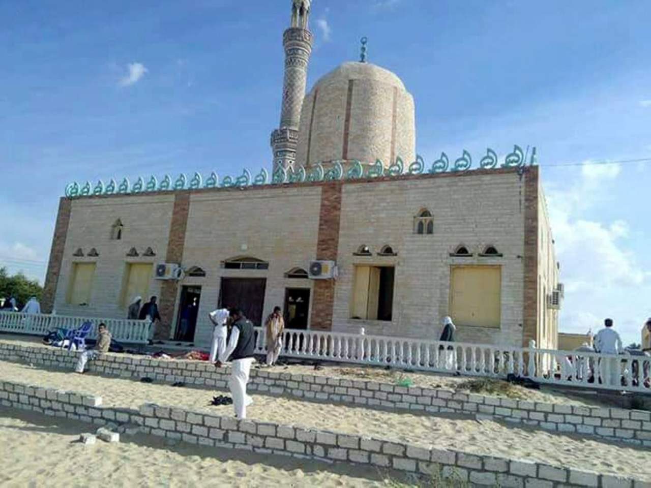 Los atacantes colocaron artefactos explosivos de fabricación casera alrededor de la mezquita Al Rauda, situada en el distrito de Bear al Abd, en el extrarradio de Al Arish. (EFE)