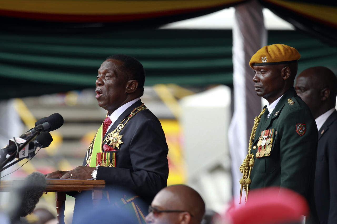 Mnangagwa juró el cargo en el estadio de Harare ante decenas de miles de zimbabuenses y en presencia de varios presidentes de la región. (AP)