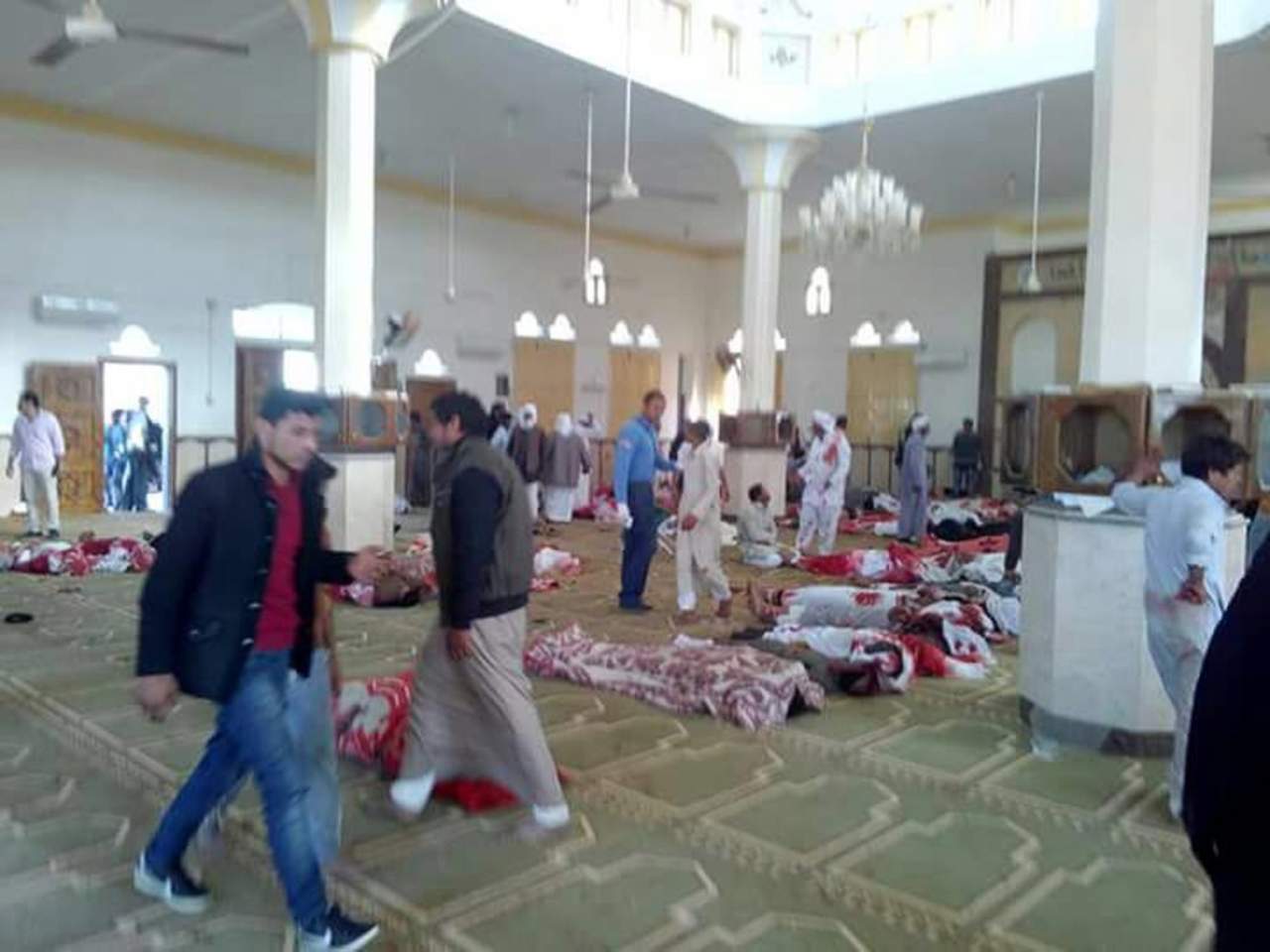 Los atacantes colocaron artefactos explosivos de fabricación casera alrededor de la mezquita Al Rauda, situada en el distrito de Bear al Abd, en el extrarradio de Al Arish, y los hicieron detonar a la salida de los fieles del rezo del viernes. (EFE)