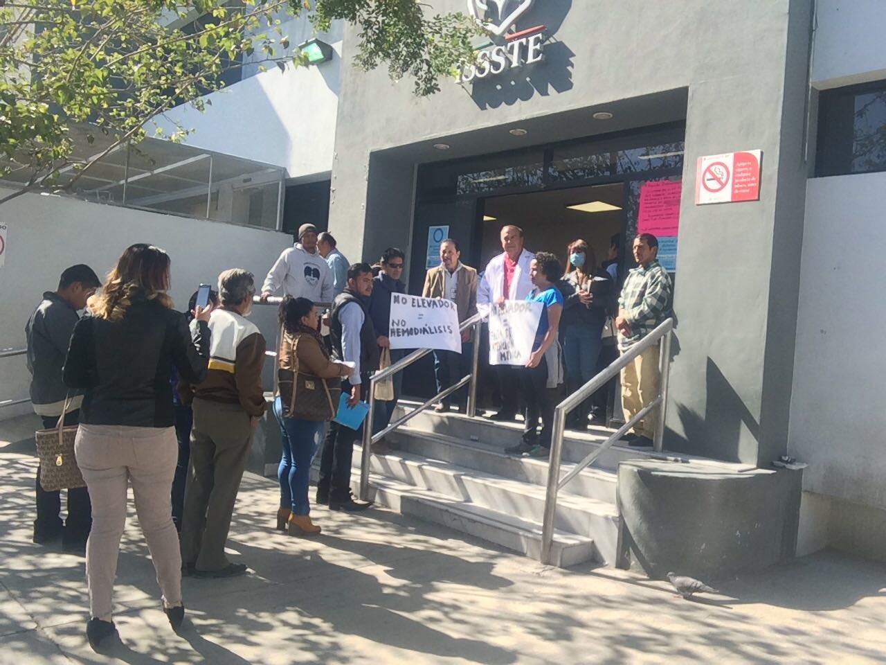 Ante la descompostura de los dos elevadores del Hospital del ISSSTE de Torreón, usuarios arremetieron esta mañana contra el Instituto. (ANGÉLICA SANDOVAL)