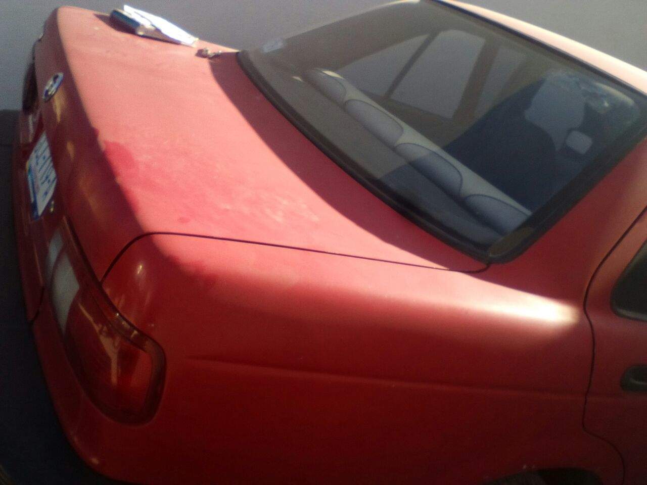 Se trata de un auto de la marca Nissan, línea Tsuru, con placas de circulación GCZ719A, número  de serie 3N1EB31S04K572897, modelo 2004, en color rojo.  (ESPECIAL)
