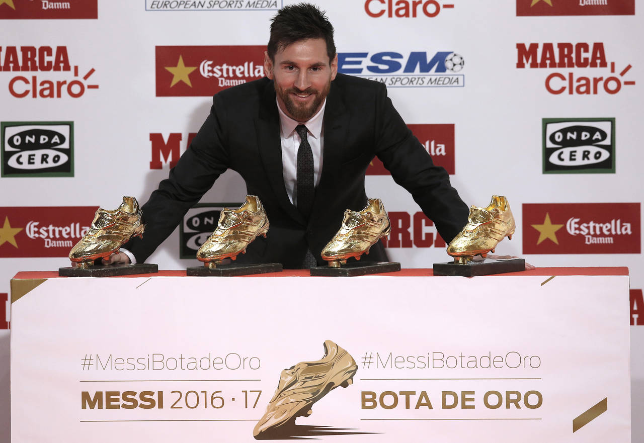 El volante argentino Lionel Messi recibió la cuarta Bota de Oro en su carrera que lo acredita como el máximo goleador de Europa, tras anotar 37 goles en la temporada 2016-2017 en la Liga de España. (AP)