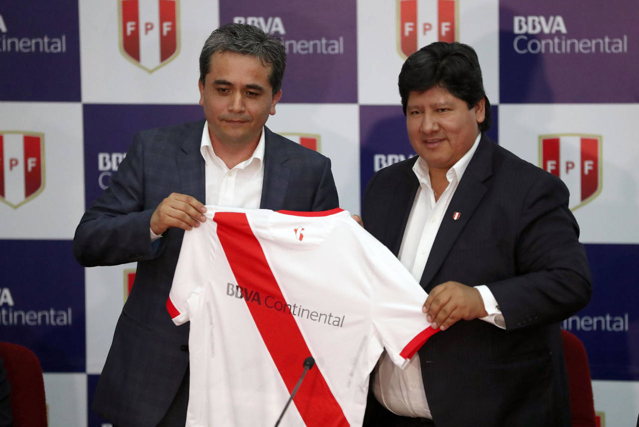 El gerente general adjunto del BBVA Continental, Gonzalo Camargo (i), y el presidente de la federación, Edwin Oviedo. FIFA advierte a Perú sobre la injerencia de gobierno 