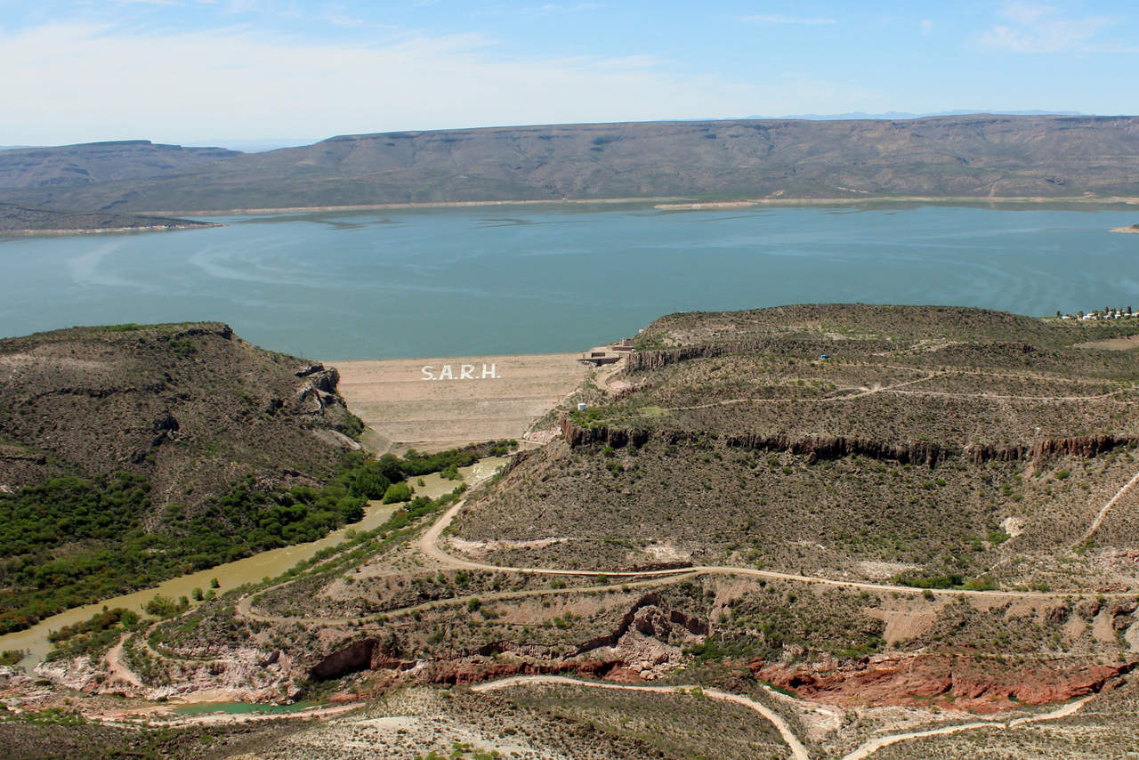 Visita. Personal especializado de la Conagua se trasladó a la presa Cárdenas para una revisión.  (EL SIGLO DE TORREÓN)