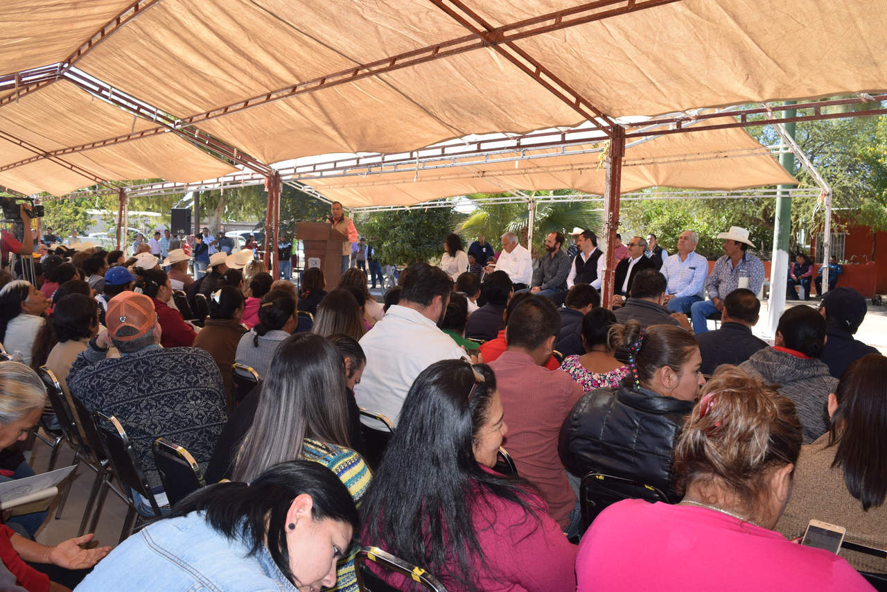 Entrega. En Matamoros se entregaron 372 títulos de vivienda y parcelarios, del programa Fondo de Apoyos a Núcleos Agrarios. (MARY VÁZQUEZ) 