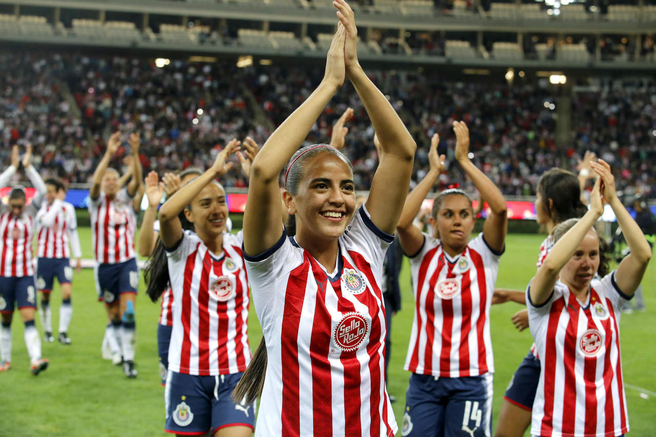 Las Chivas derrotaron ayer viernes 3-0 a Pachuca y con marcador global de 3-2 conquistaron el torneo Femenil. (EFE) 